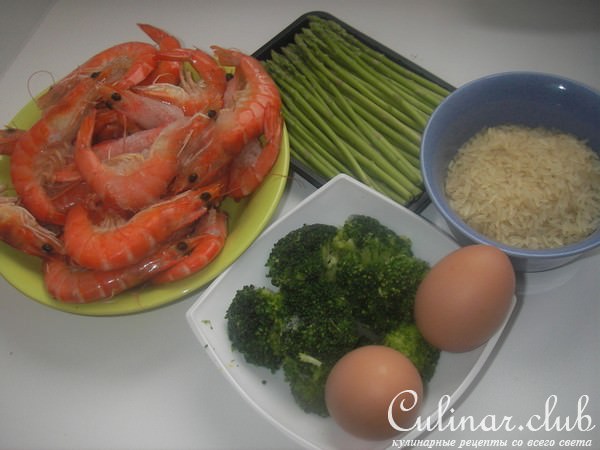 Жареный рис с креветками, овощами и омлетом