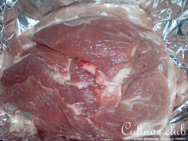 Запечённое маринованное мясо с двумя соусами