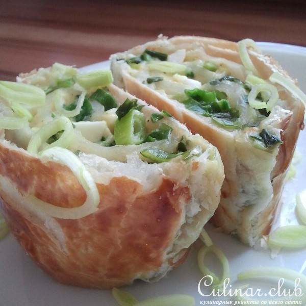 Рулет c зеленым луком, яйцами и сыром