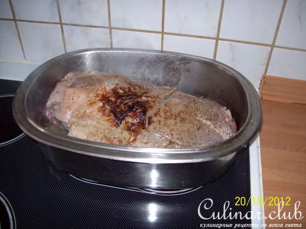 Свинина запечённая с луком в пиве.