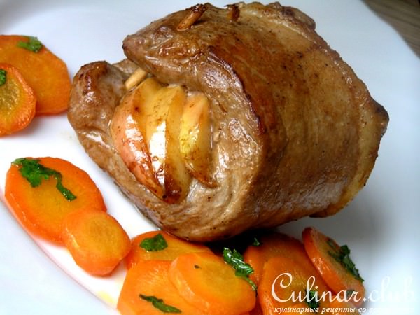 Сочный шницель с яблоками и морковным гарниром