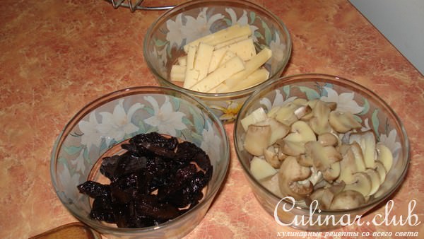 Отбивные с черносливом сыром и грибами