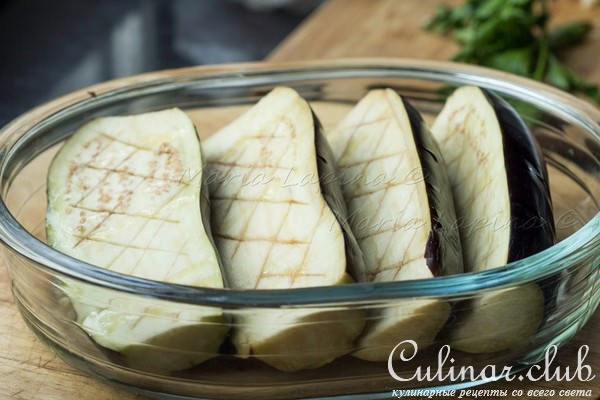 Меланзана рипьено с томатным соусом (Фаршированные баклажаны)