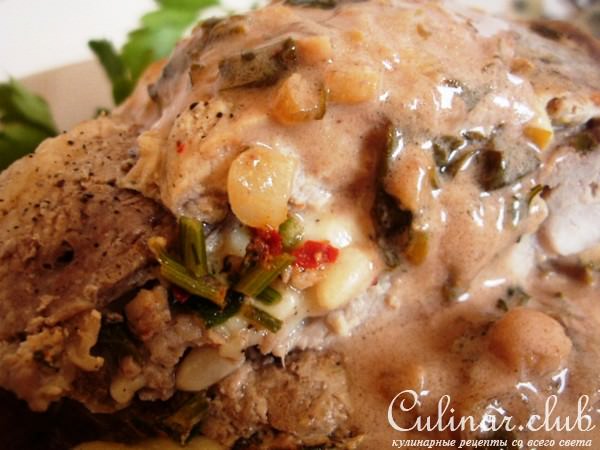 Свиные кармашки с пикантной начинкой под вкусным соусом.