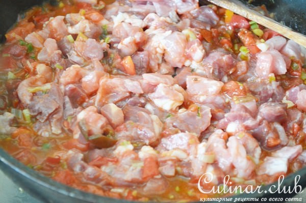 Рис с мясом и овощами, запеченный под шапкой из теста.