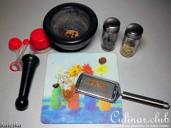 Куриные сардельки с паприкой и копчёным сыром, горчичным соусом и овощами-гриль.