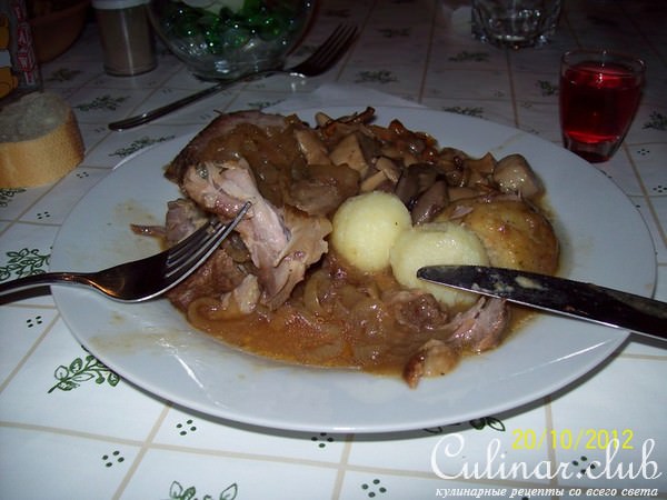Свинина запечённая с луком в пиве.