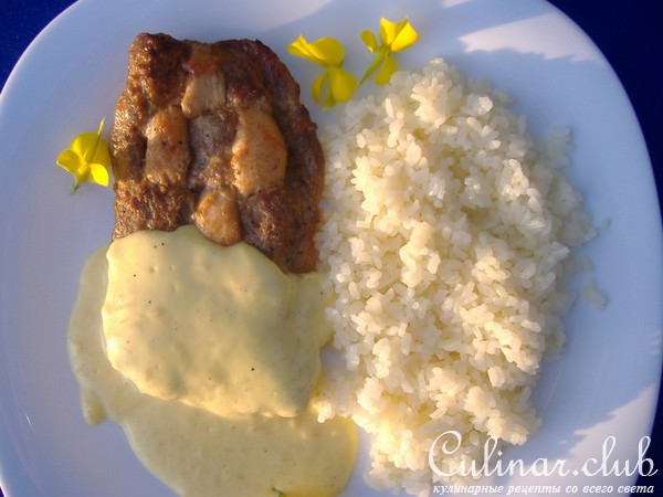 Мясная плетенка под сырным соусом