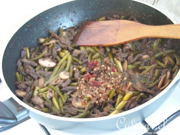Маныльчё(о)нг секоги покым (поккум) - Чесночные стрелки, жаренные с говядиной