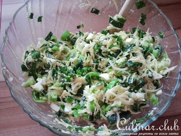 Рулет c зеленым луком, яйцами и сыром