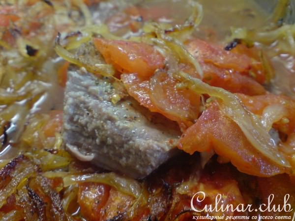 Свинина запечённая с луком,томатами и вином