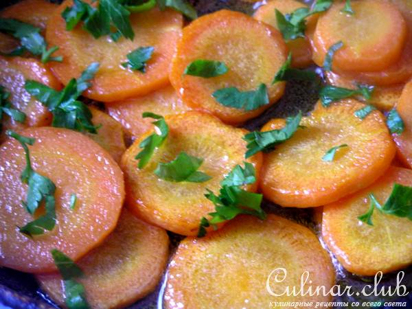 Сочный шницель с яблоками и морковным гарниром