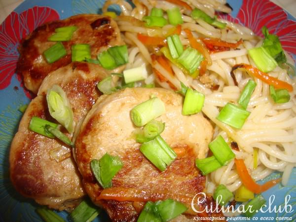Вырезка с рисовой лапшой и овощами