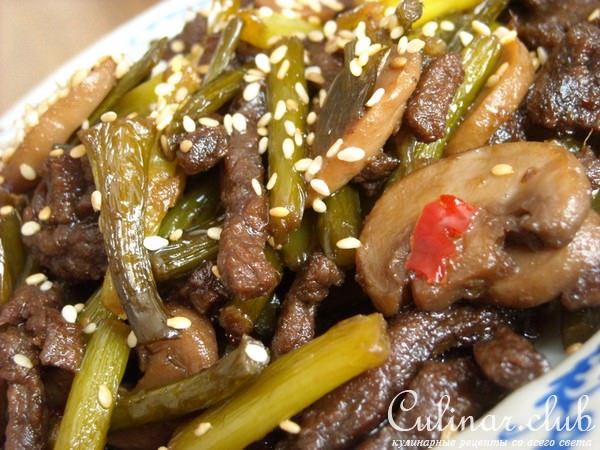 Маныльчё(о)нг секоги покым (поккум) - Чесночные стрелки, жаренные с говядиной