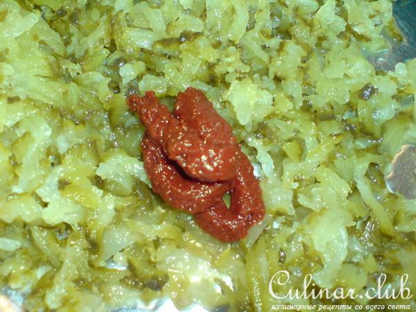 Запечённое маринованное мясо с двумя соусами