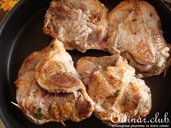 Свиные кармашки с пикантной начинкой под вкусным соусом.