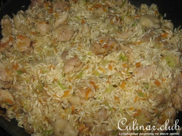 Рис с курицей и капустой в горшочке.