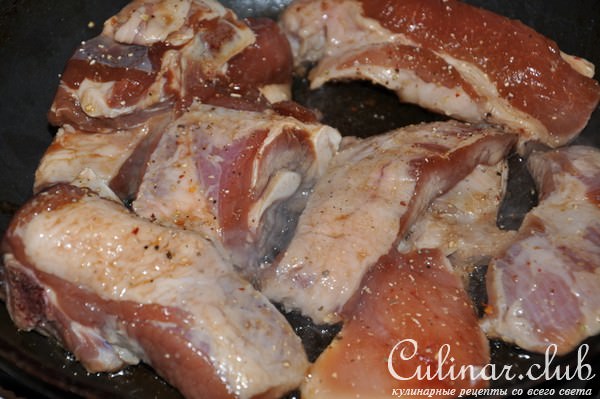 Свиные ребра с нектаринами, оливками и анчоусами