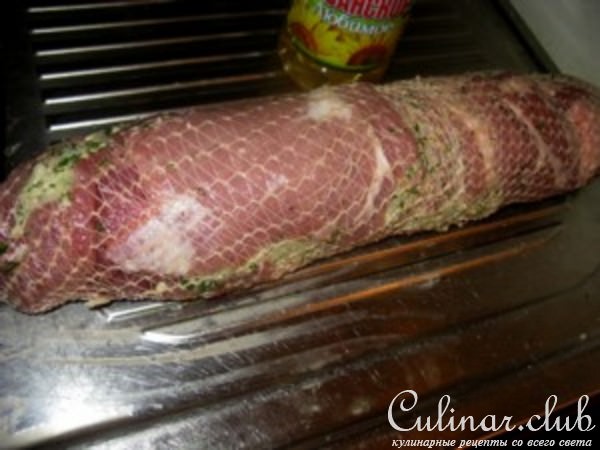 Рулет из свинины с грушами и сыром
