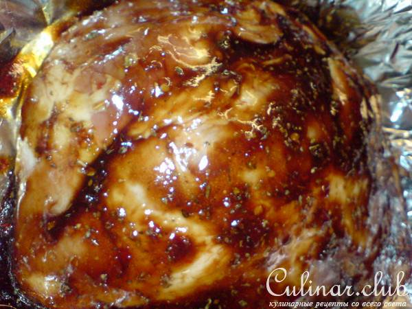 Запечённое маринованное мясо с двумя соусами