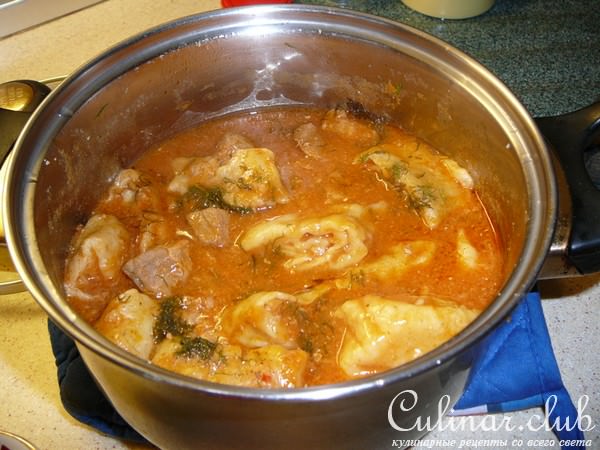 Мясо с луковыми рулетиками