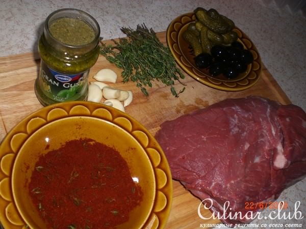 Свинина запеченная с маслинами и маринованными огурцами