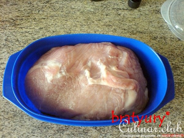 Свинина со свежими синими-синими сливами в духовке
