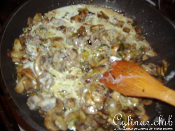 Мясные рулетики с шпинатом и грибным соусом