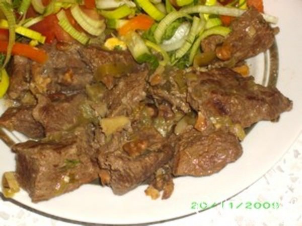 Мясо с грецкими орехами