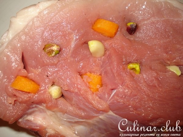 Мясо в горчице с фисташками