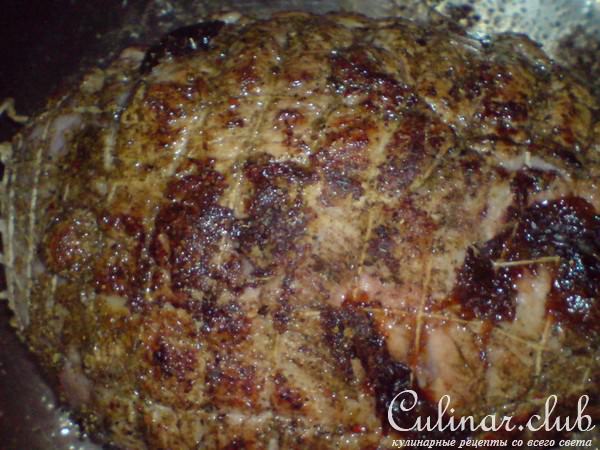 Мясо ,запеченное под сметанно-горчичным кремом и нашпигованое черносливом