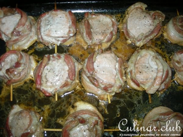 Мясные медальоны с перепелиными яйцами