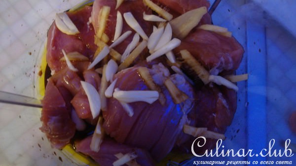 Вырезка с рисовой лапшой и овощами