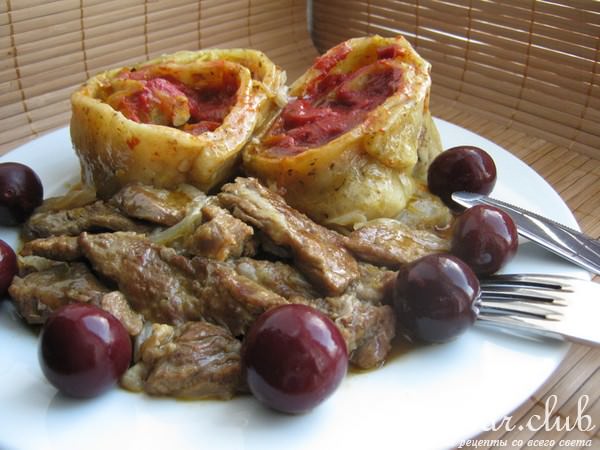 Мясо тушёное с овощными рулетами.