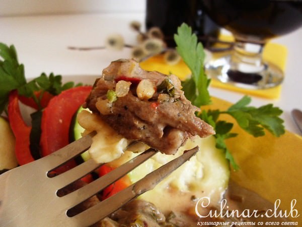 Свиные кармашки с пикантной начинкой под вкусным соусом.