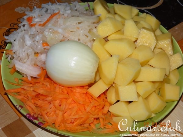 Жаркое из мяса с квашеной капустой и съедобной крышечкой