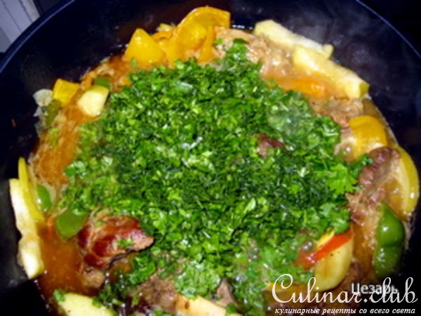 Баранина с чесноком и овощами