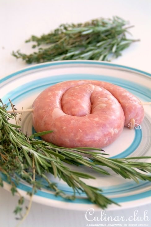 Свиные колбаски запеченные с яблоком, розмарином и тимьяном