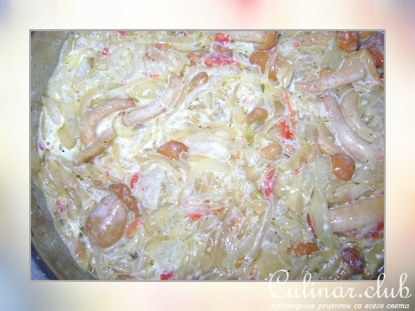 Мясо с черносливом опятами луком в сливочном соусе