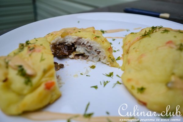Дорада, запеченная в пюре, с белыми грибами и сыром дор блю.