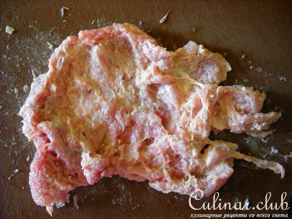 Свиные рулетики с фруктами и 2 видами сыра.