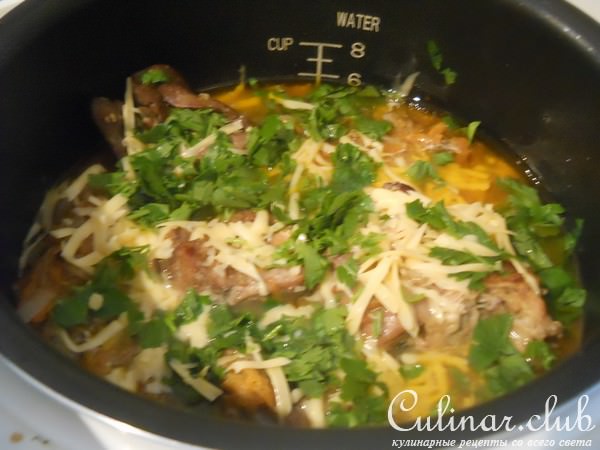 Тушеный кролик со сметаной с сыром и зеленью ( рецепт для мульти)