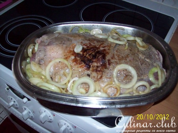 Свинина запечённая с луком в пиве.