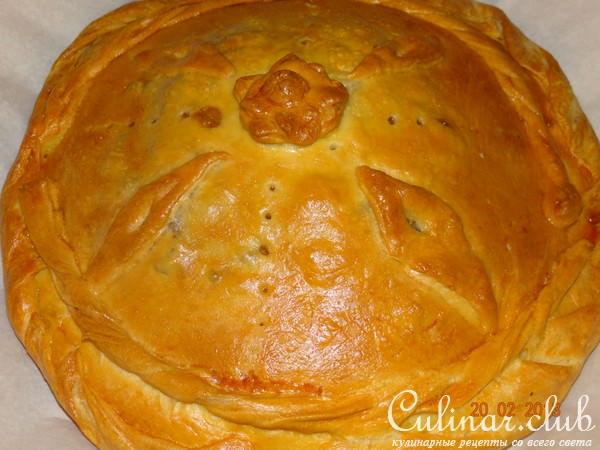 Курник из дрожжевого теста со свининой и белыми грибами