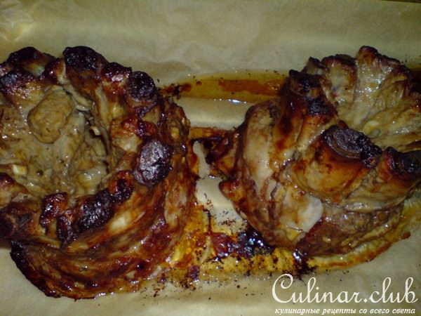 "Корона" из маринованных рёбрышек с "яблоками печёными"...из картофеля.