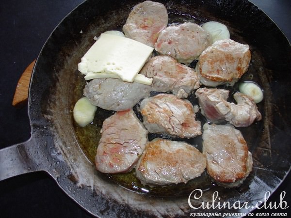 Хрюшины "медальоны" на стручковом горохе.