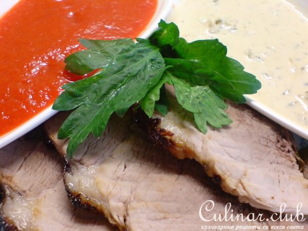 Запечённое маринованное мясо с двумя соусами