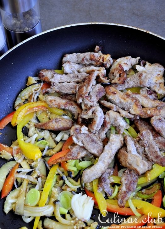 Говядина в кисло-сладком соусе с овощами