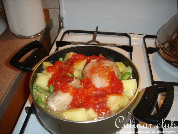 Картофель с куриными бедрышками и зеленой фасолью