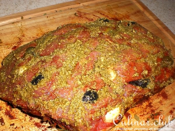 Свинина запеченная с маслинами и маринованными огурцами